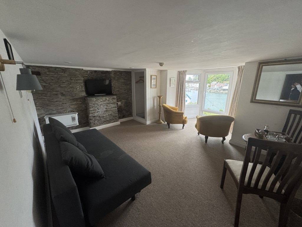 Lot: 10 - FREEHOLD PUBLIC HOUSE OVERLOOKING THE FOWEY ESTUARY WITH NINE EN-SUITE LETTING ROOMS - Guest bedroom two